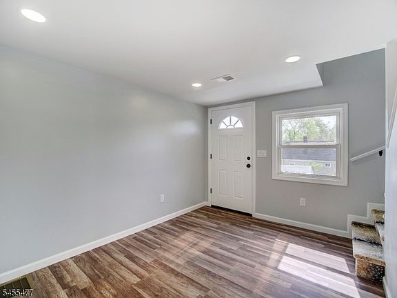 4th image of 4 Emmans Rd