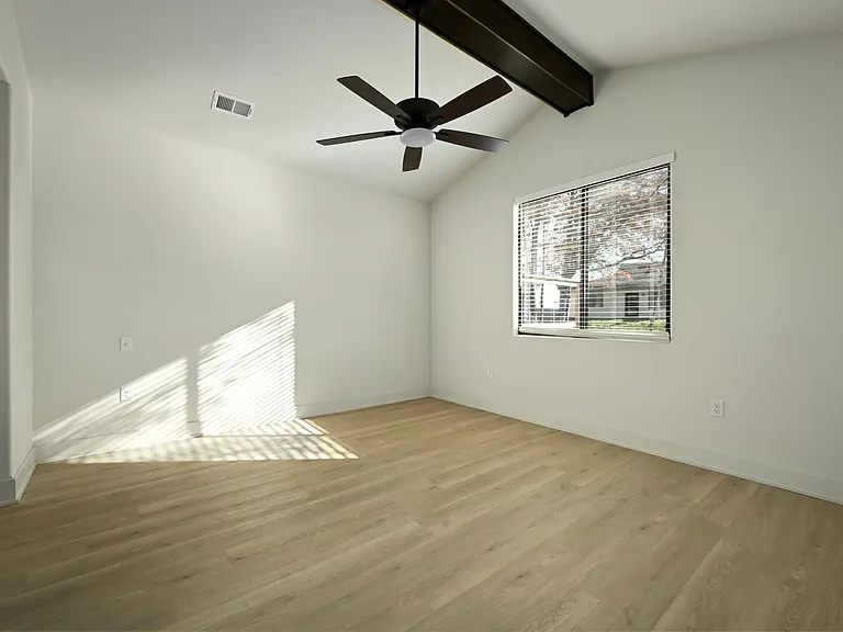 212 E Maplewood Ln — Photo 16