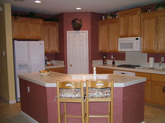 Open Kitchen w/ Breakfast Bar