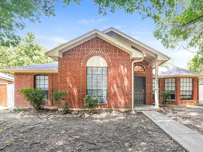 2605 Hartford Ln — Photo 3