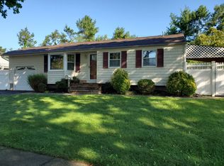 34 Spinner Ln, Commack, NY 11725