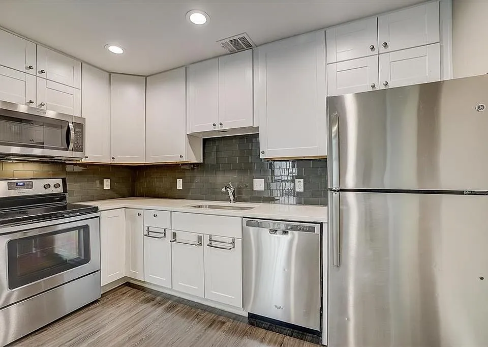935 La Posada Dr #222