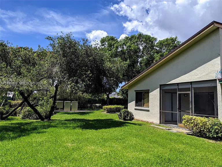 460 Lakeview Dr #4 — Photo 3