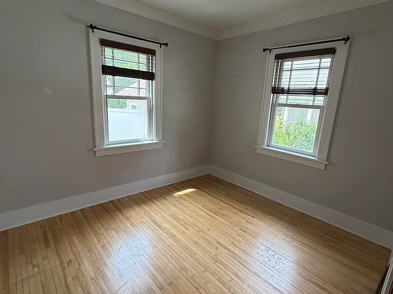 516 Washington St S — Photo 12