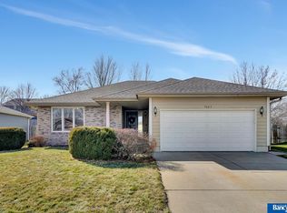 7027 Phoenix Dr, Lincoln, NE 68516