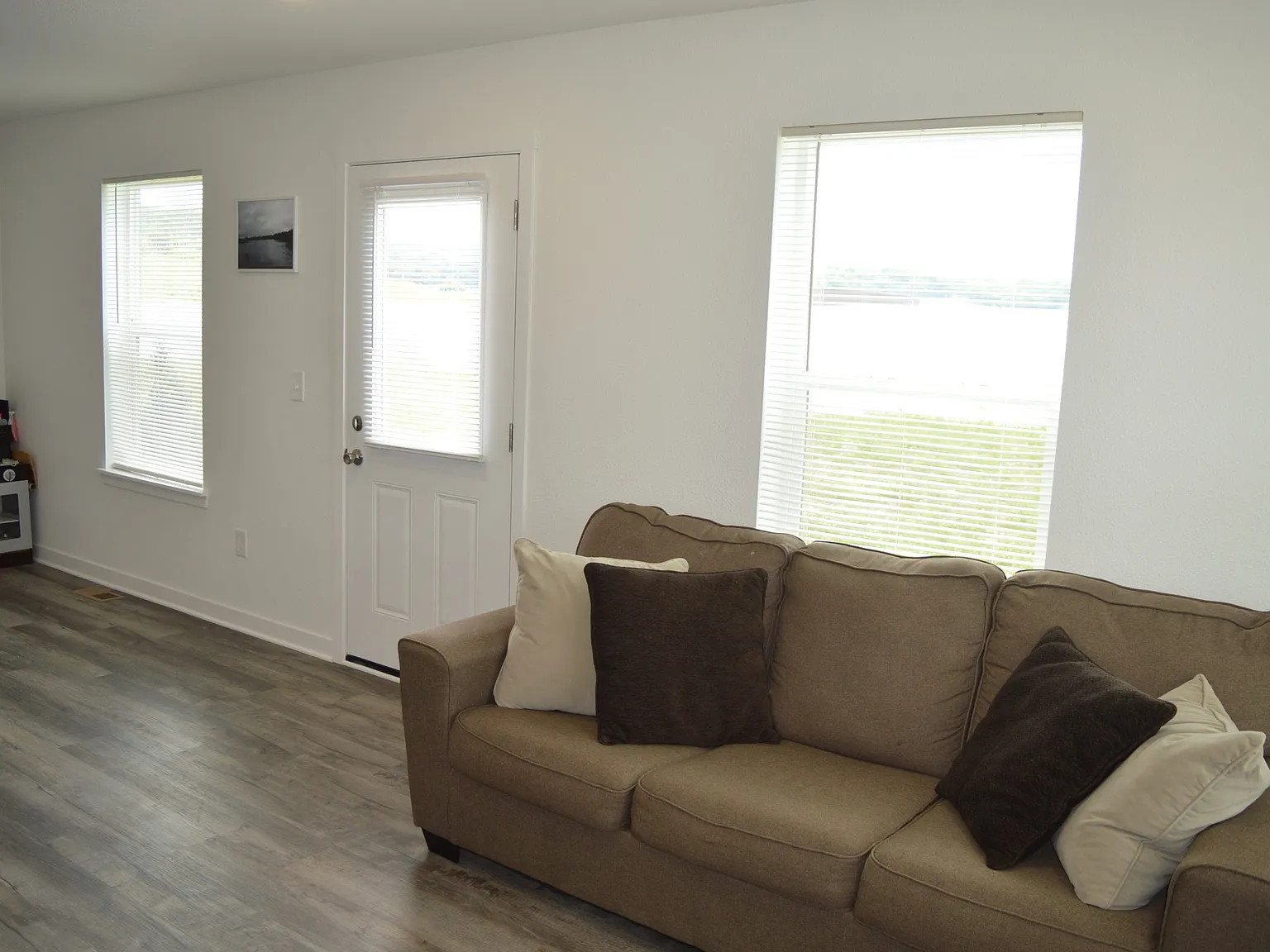 3 bed, 2.5 bath, 1941 sqft, $2,395 — Photo 2