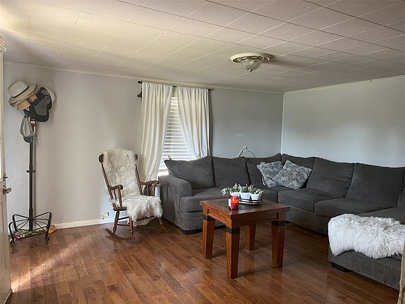 5th image of 407 W Maple St