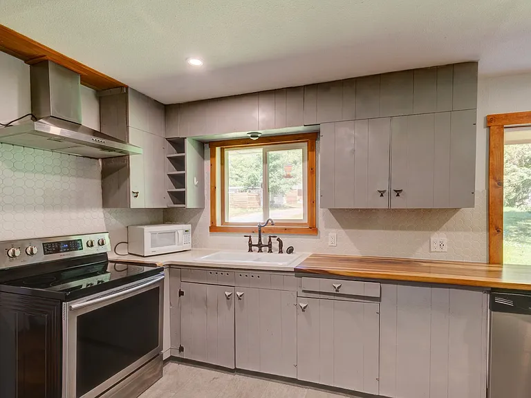 1736 W Beach Rd — Photo 1