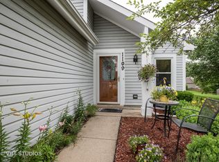 1109 Bradbury Cir, Carol Stream, IL 60188