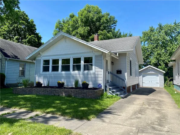 1213 S 15th St, Mattoon, IL 61938