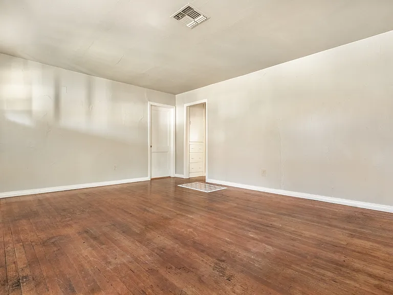 1216 E Campbell St — Photo 3