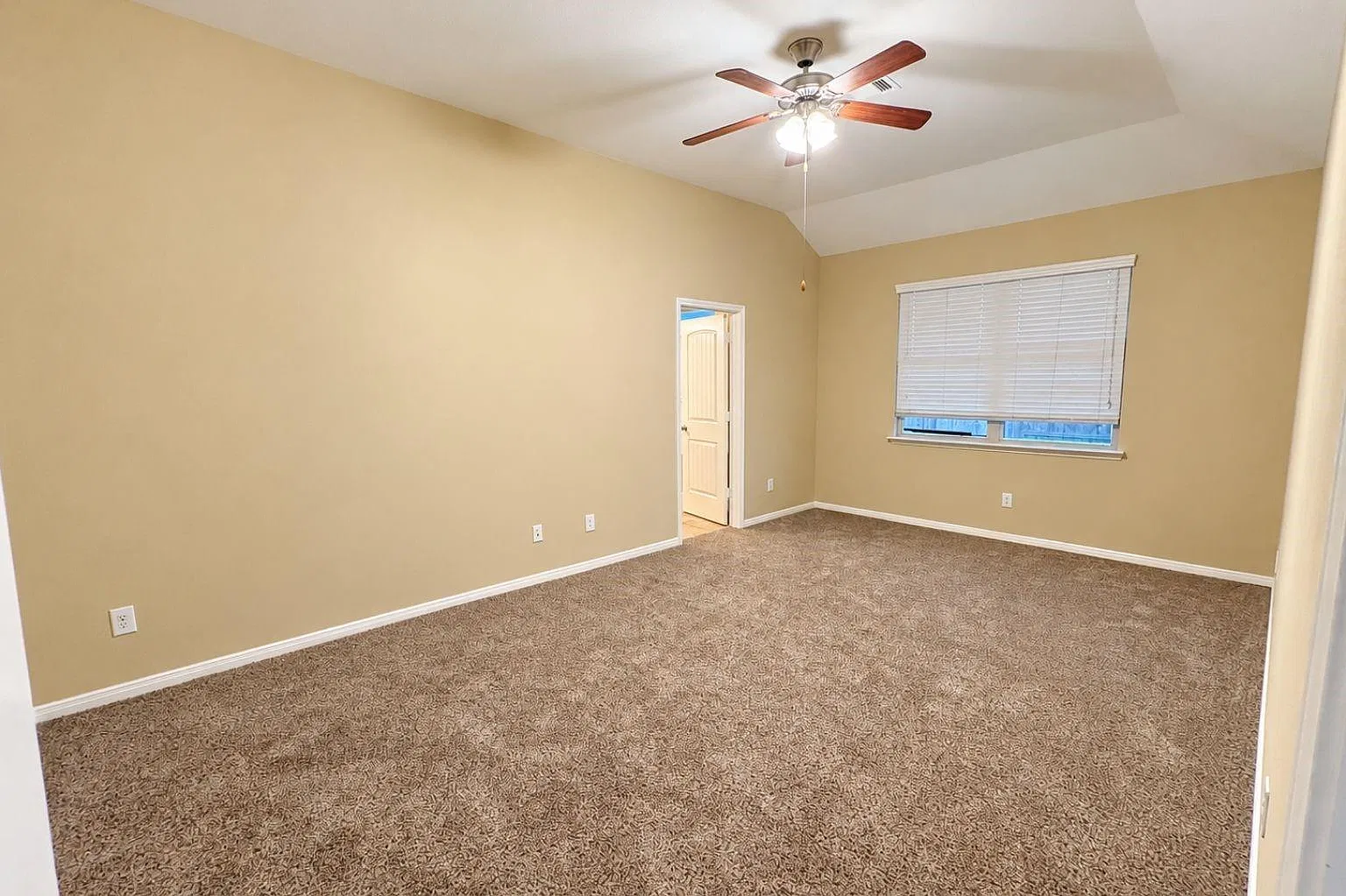 3 bed, 2.5 bath, 1724 sqft, $2,300 — Photo 4