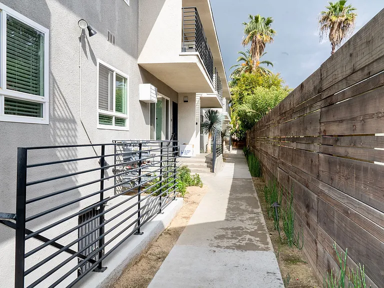 570 N Los Robles Ave — Photo 34