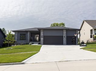 10824 Westport Dr, West Des Moines, IA 50266