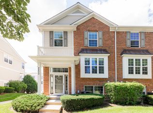 2800 Neubauer Cir, Lindenhurst, IL 60046