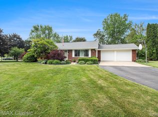 38 Meadowview Dr, Howell, MI 48843