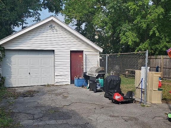 2nd image of 425 Dewitt St #27