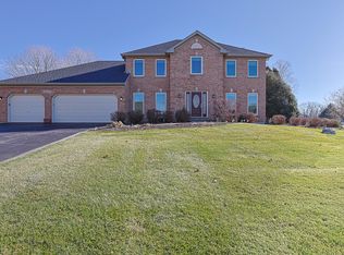 39W059 Foxwood Ln, St Charles, IL 60175