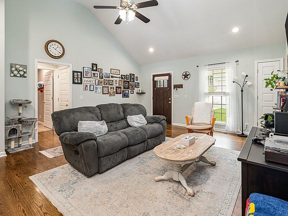 4th image of 110 Doak St