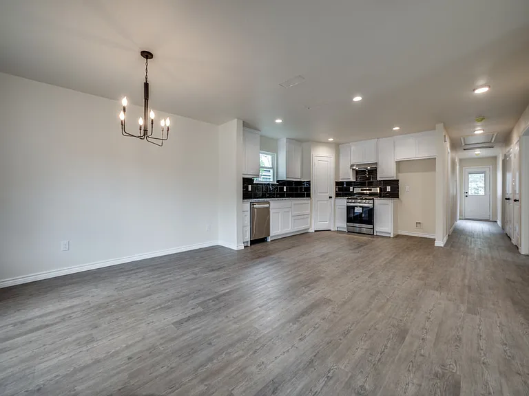 4220 Hamilton Ave — Photo 5