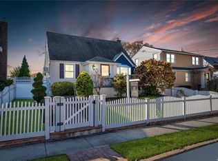 33 Avalon Rd, Hewlett, NY 11557