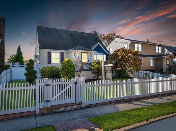 33 Avalon Road, Hewlett, NY 11557