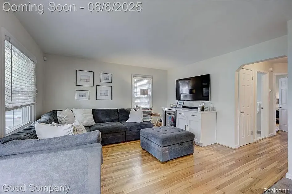 3 bed, 1368 sqft, $2,300 — Photo 2