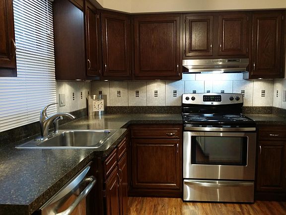 Stainless appliances stove and vent 
dishwasher 
Refrigerator