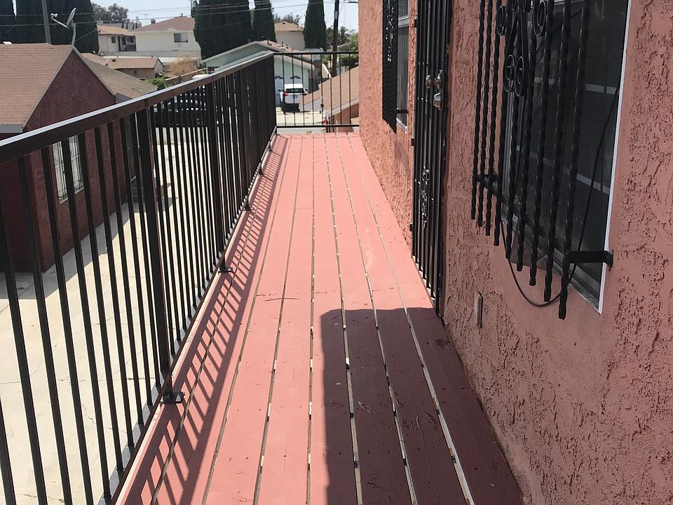 Walkway to entrance of house. Due to safety and hazard reasons we enforce this walkway remain clear at all times.