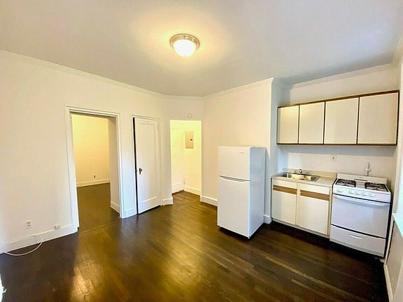 2nd image of 243 E 39th St APT 3A