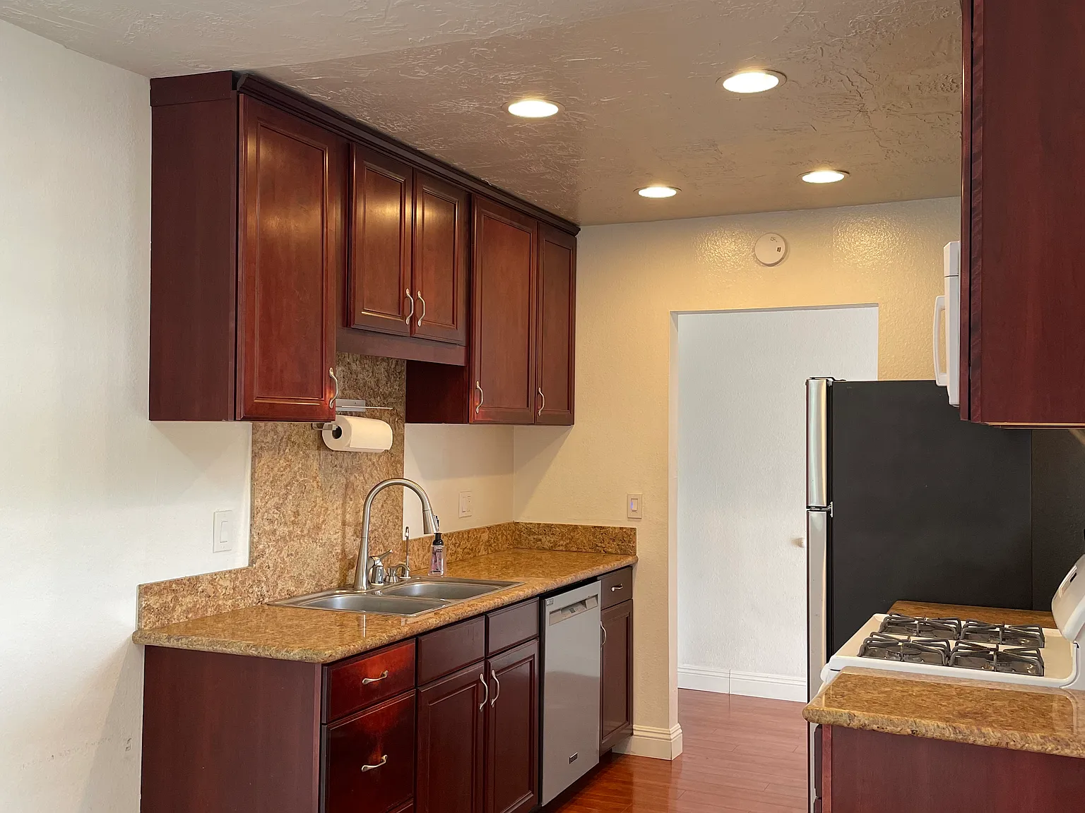 2411 Prospect Ave — Photo 2