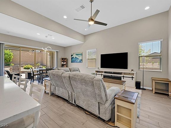 5th image of 548 Comodo St
