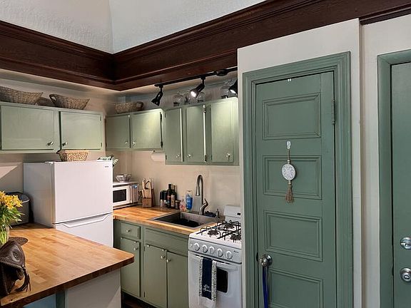 4th image of 28 Willett St