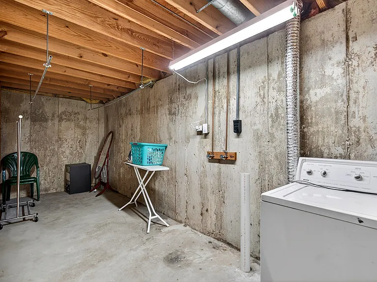 2126 Hungerford Dr — Photo 34