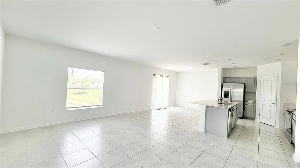 4 bed, 2.5 bath, 1907 sqft, $2,300 — Photo 4