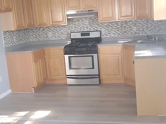 5th image of 627 S 19th St Floor 2