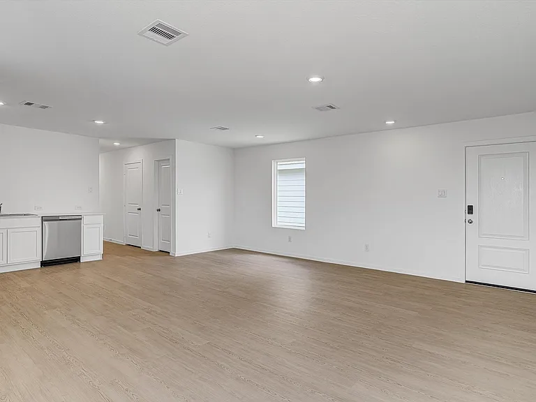 390 Lucia Way — Photo 7