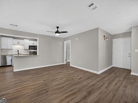 5th image of 3923 Woodridge Way