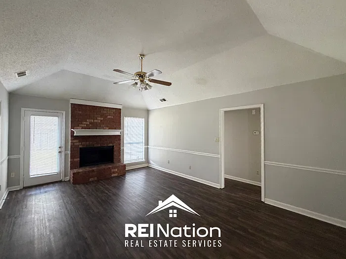3 bed, 2.0 bath, 1303 sqft, $1,745 — Photo 4