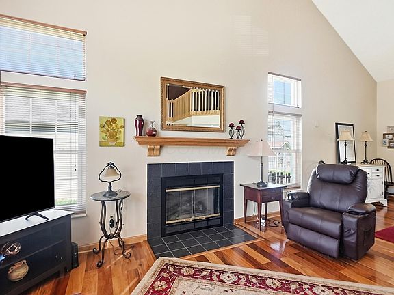 4th image of 1564 Whitcombe Way