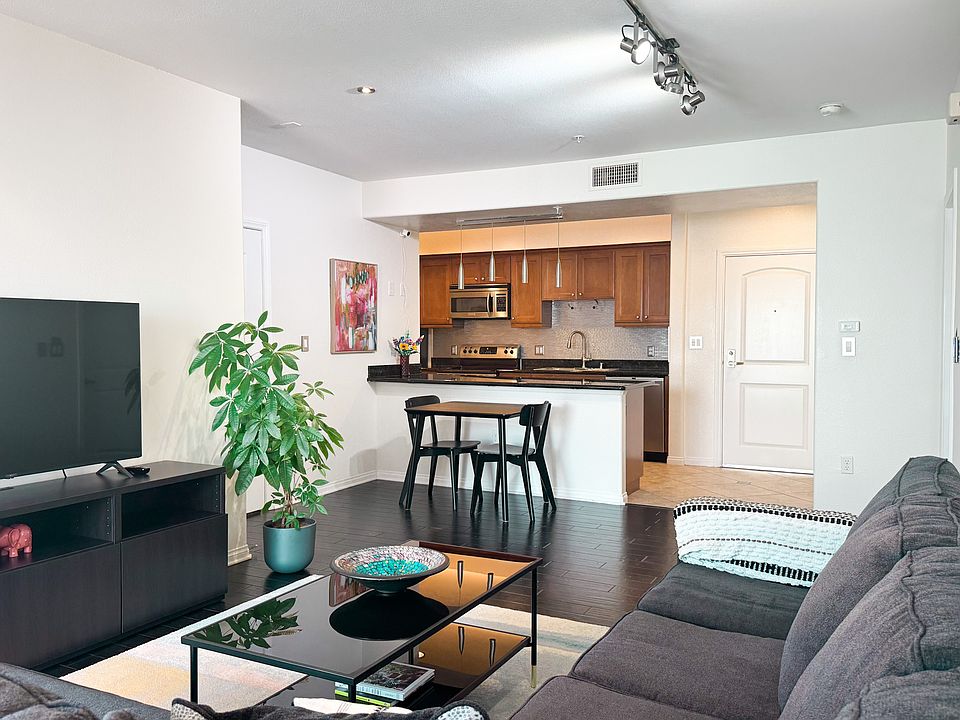 Updated 2BD/2BA condo with open concept living area