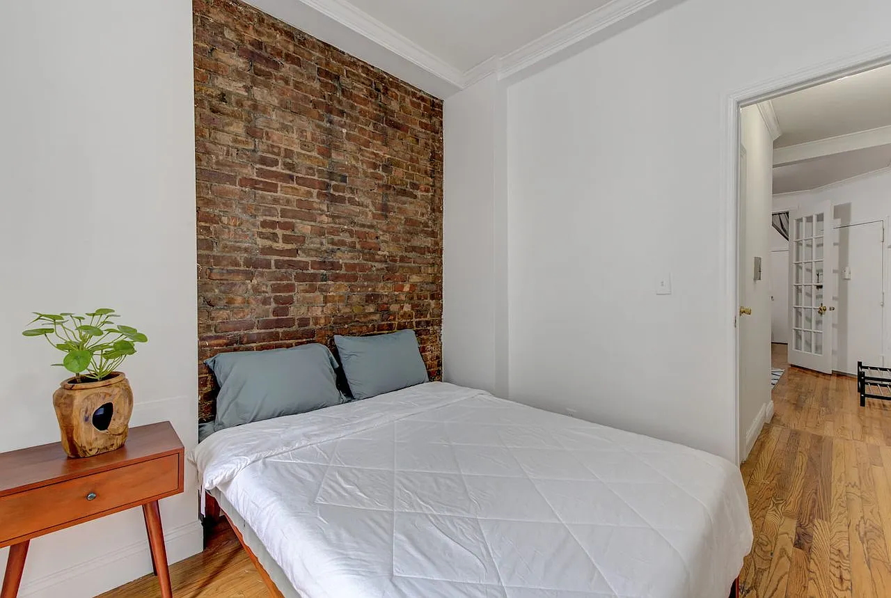 Contemporary ROOM at The Lexington House — Photo 1