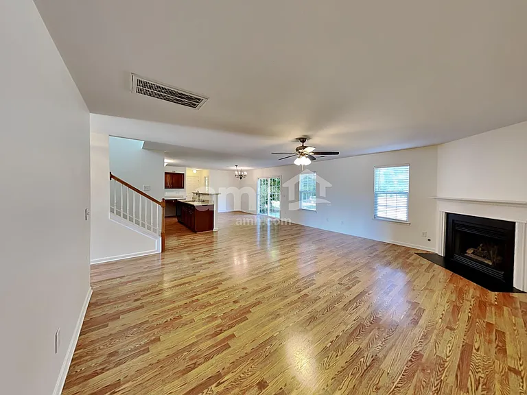 1042 Vanguard Dr — Photo 9