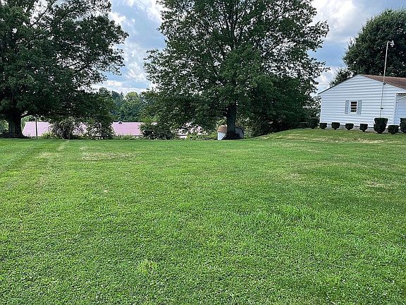 BIG side yard!