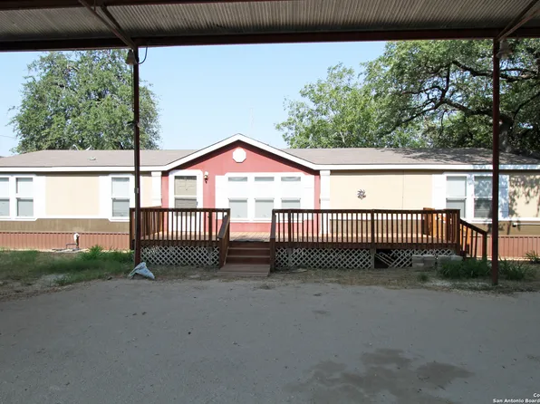 214 WILSON AVE, Devine, TX 78016