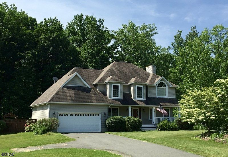 1st image of 8 Larkspur Ln