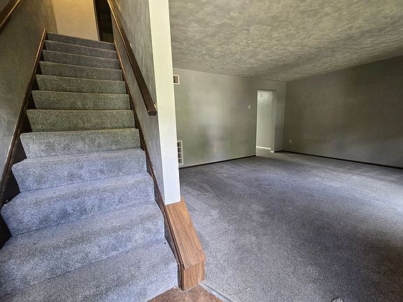 3rd image of 103-105 107 Martin Dr #L