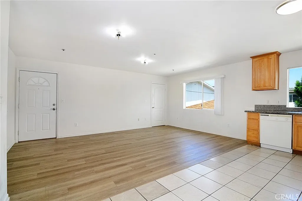 3 bed, 1100 sqft, $2,800 — Photo 3