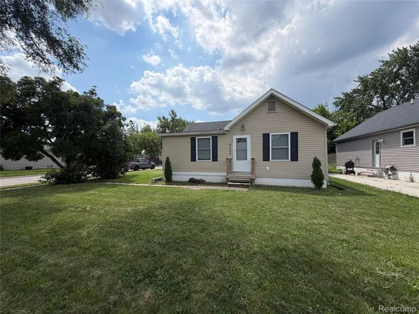 19820 E Forteen Mile Rd, Roseville, MI 48066