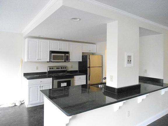 2nd image of 267 Linwood Ave APT 6A
